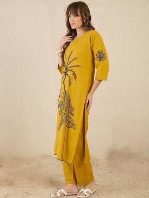 Floral Embroidered Round Neck Thread Work Pure Cotton Straight Kurta & Trousers 4