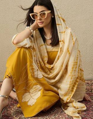 Women Floral Printed Regular Kurta with Trousers & With Dupatta 1