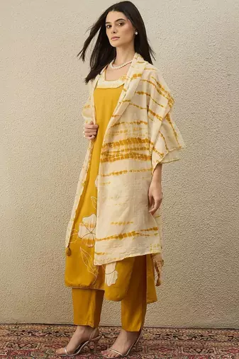 Women Floral Printed Regular Kurta with Trousers & With Dupatta