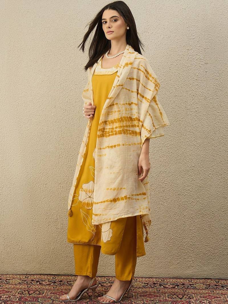 Women Floral Printed Regular Kurta with Trousers & With Dupatta