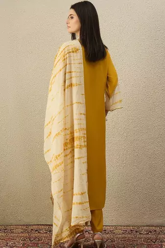 Women Floral Printed Regular Kurta with Trousers & With Dupatta