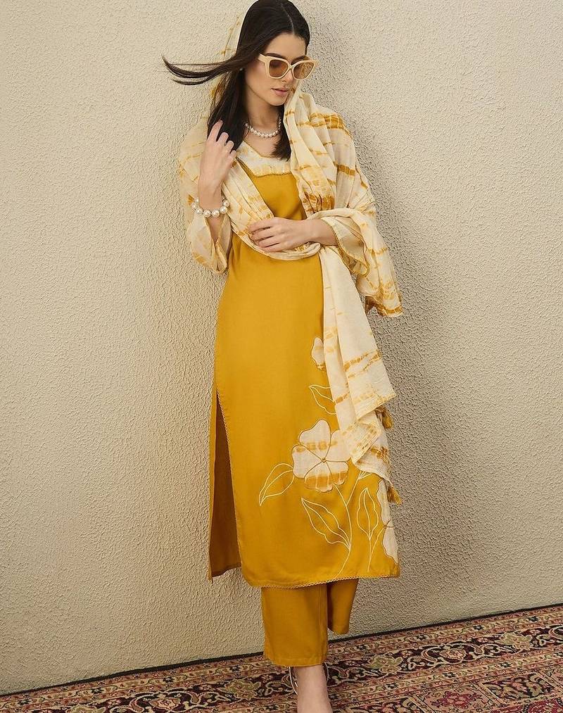 Women Floral Printed Regular Kurta with Trousers & With Dupatta