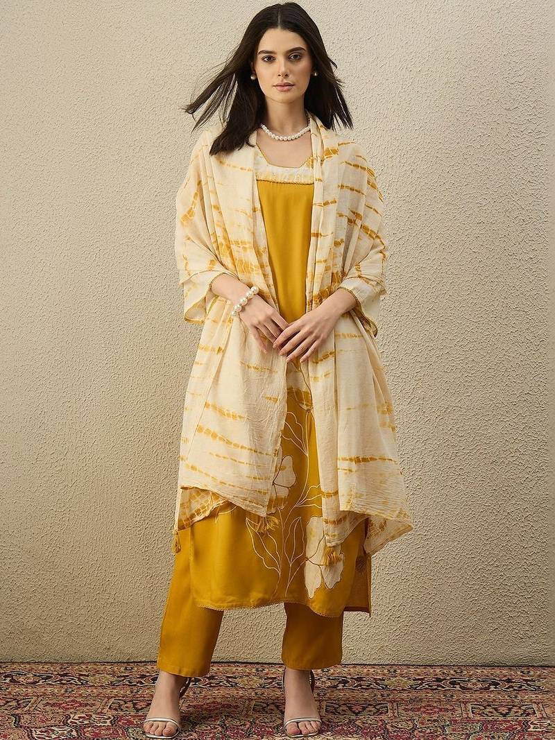 Women Floral Printed Regular Kurta with Trousers & With Dupatta