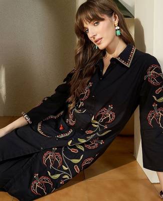 Women Black Floral Embroidered Thread Work Pure Cotton Kurti with Trousers 6
