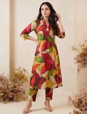Women Printed Pleated Pure Cotton Kurta with Trousers 2