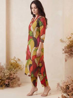 Women Printed Pleated Pure Cotton Kurta with Trousers 4