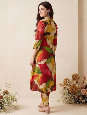 Women Printed Pleated Pure Cotton Kurta with Trousers 5