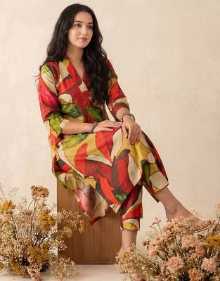 Women Printed Pleated Pure Cotton Kurta with Trousers 6