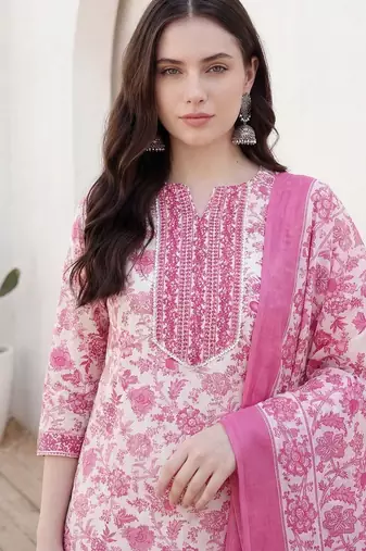 Women Floral Printed Regular Beads and Stones Kurta with Trousers & With Dupatta