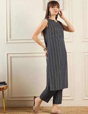 Geometric Printed V-Neck Pure Cotton Straight Kurta With Trousers 4