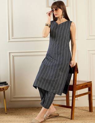 Geometric Printed V-Neck Pure Cotton Straight Kurta With Trousers 7