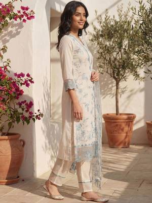 Women Floral Embroidered Regular Thread Work Kurta with Trousers & With Dupatta 2