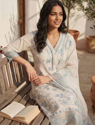 Women Floral Embroidered Regular Thread Work Kurta with Trousers & With Dupatta 4
