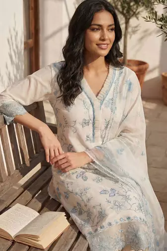 Women Floral Embroidered Regular Thread Work Kurta with Trousers & With Dupatta