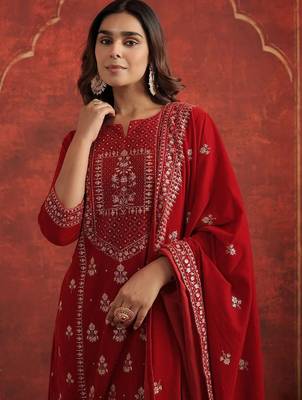Motifs Embroidered Velvet Notch Neck Straight Kurta With Trousers & Dupatta 2
