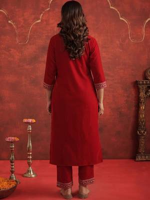 Motifs Embroidered Velvet Notch Neck Straight Kurta With Trousers & Dupatta 4