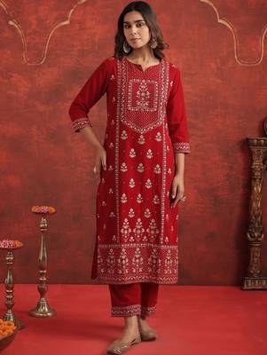 Motifs Embroidered Velvet Notch Neck Straight Kurta With Trousers & Dupatta 6