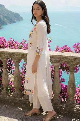 Women Floral Embroidered Regular Thread Work Pure Cotton Kurta with Trousers & With Dupatta