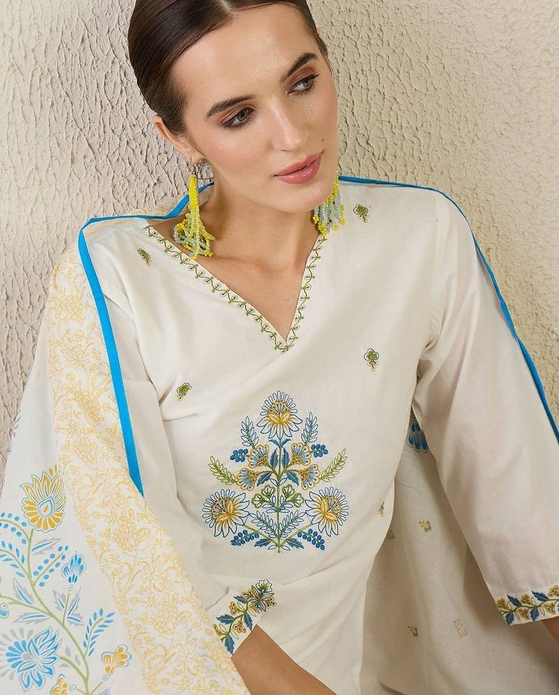 Women Floral Embroidered Regular Thread Work Pure Cotton Kurta with Trousers & With Dupatta