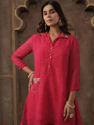Women Ethnic Motifs Printed Shirt CollarKurta With Trousers Kurta Sets 2