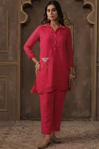 Women Ethnic Motifs Printed Shirt CollarKurta With Trousers Kurta Sets