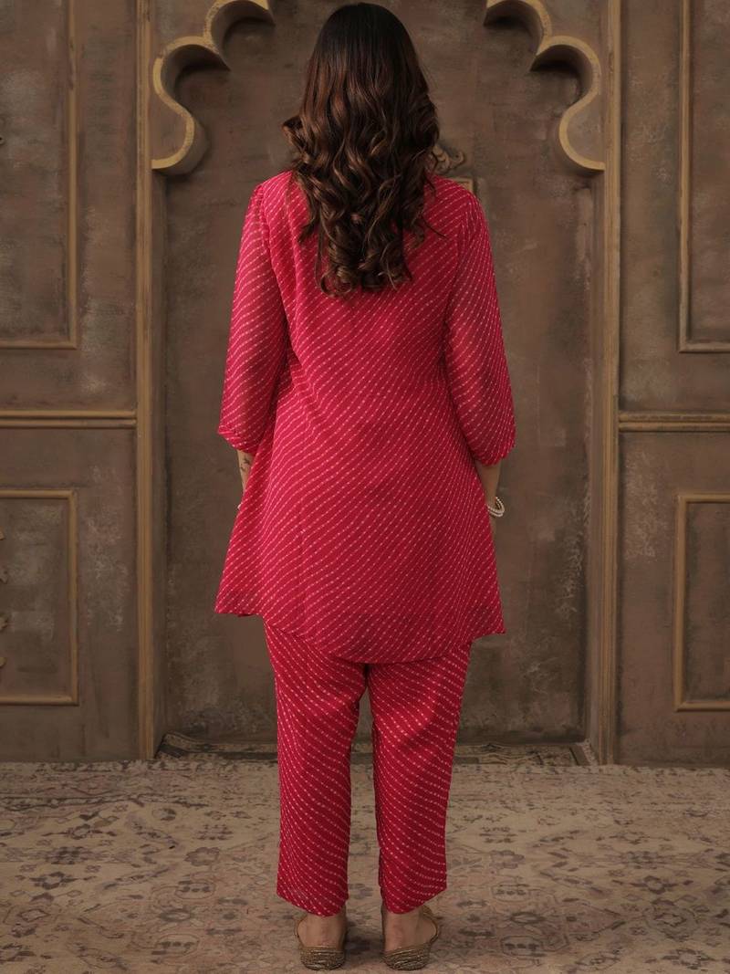 Women Ethnic Motifs Printed Shirt CollarKurta With Trousers Kurta Sets