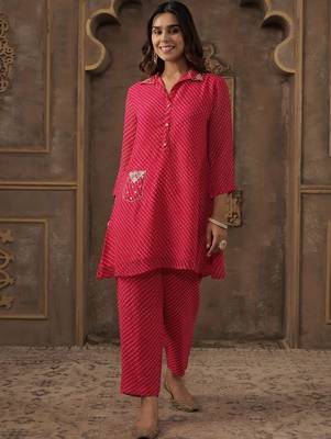 Women Ethnic Motifs Printed Shirt CollarKurta With Trousers Kurta Sets 1