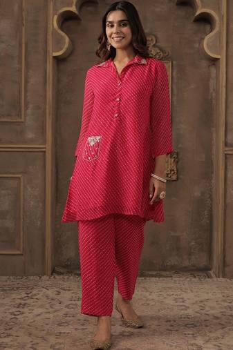 Women Ethnic Motifs Printed Shirt CollarKurta With Trousers Kurta Sets