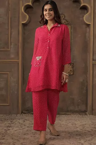 Women Ethnic Motifs Printed Shirt CollarKurta With Trousers Kurta Sets