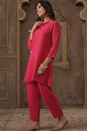 Women Ethnic Motifs Printed Shirt CollarKurta With Trousers Kurta Sets