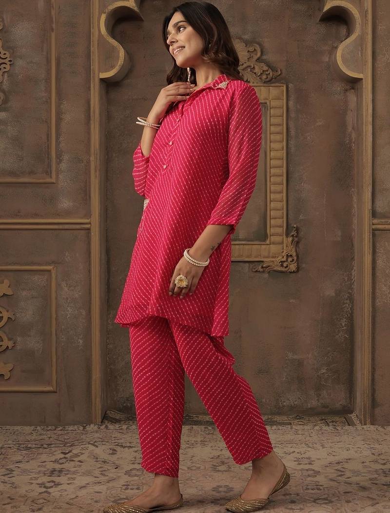 Women Ethnic Motifs Printed Shirt CollarKurta With Trousers Kurta Sets