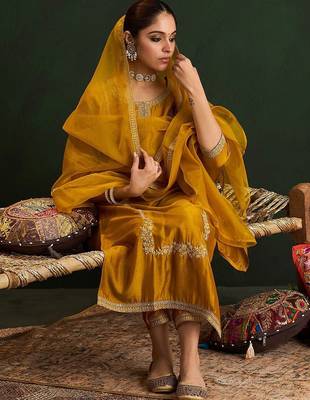 Ethnic Motifs Embroidered Sequinned Kurta With Trousers & Dupatta 1