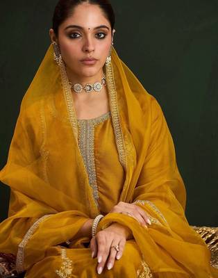 Ethnic Motifs Embroidered Sequinned Kurta With Trousers & Dupatta 3