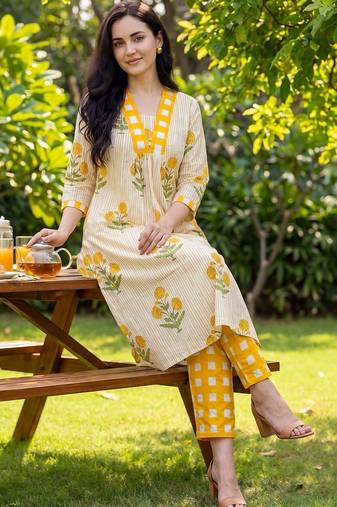 Women Floral Printed Regular  Cotton Kurta with Trousers