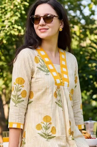 Women Floral Printed Regular Pure Cotton Kurta with Trousers