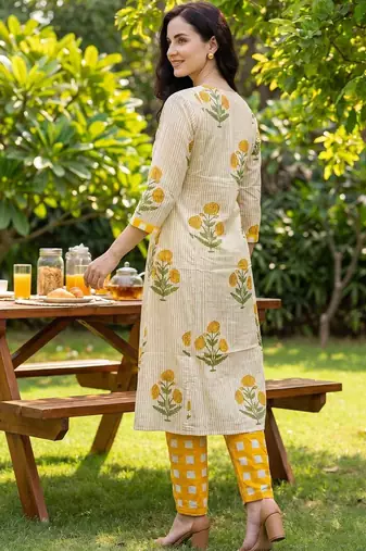 Women Floral Printed Regular Pure Cotton Kurta with Trousers