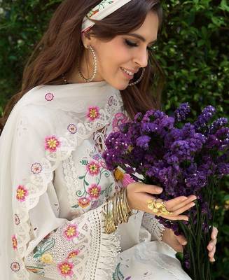 Women Floral Embroidered Thread Work Pure Cotton Kurta with Trousers & Dupatta 2
