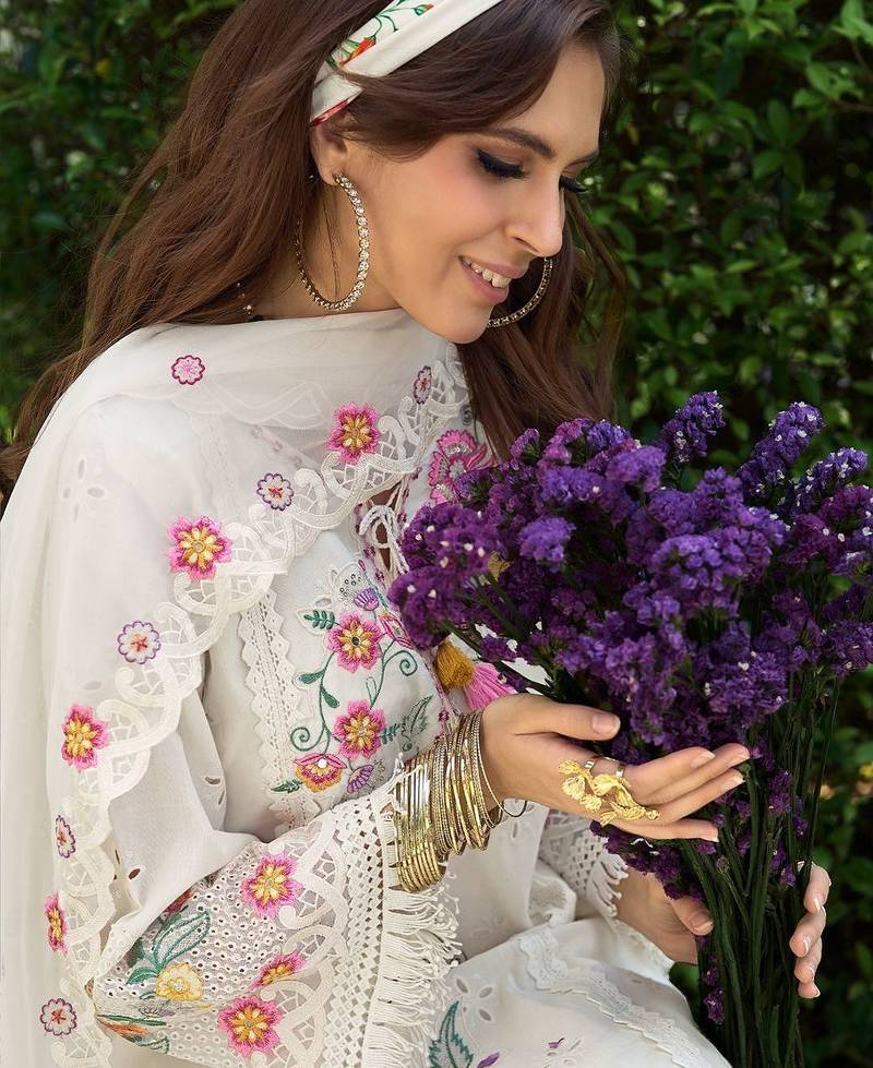 Women Floral Embroidered Thread Work Pure Cotton Kurta with Trousers & Dupatta
