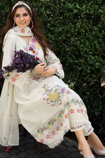 Women Floral Embroidered Thread Work Pure Cotton Kurta with Trousers & Dupatta