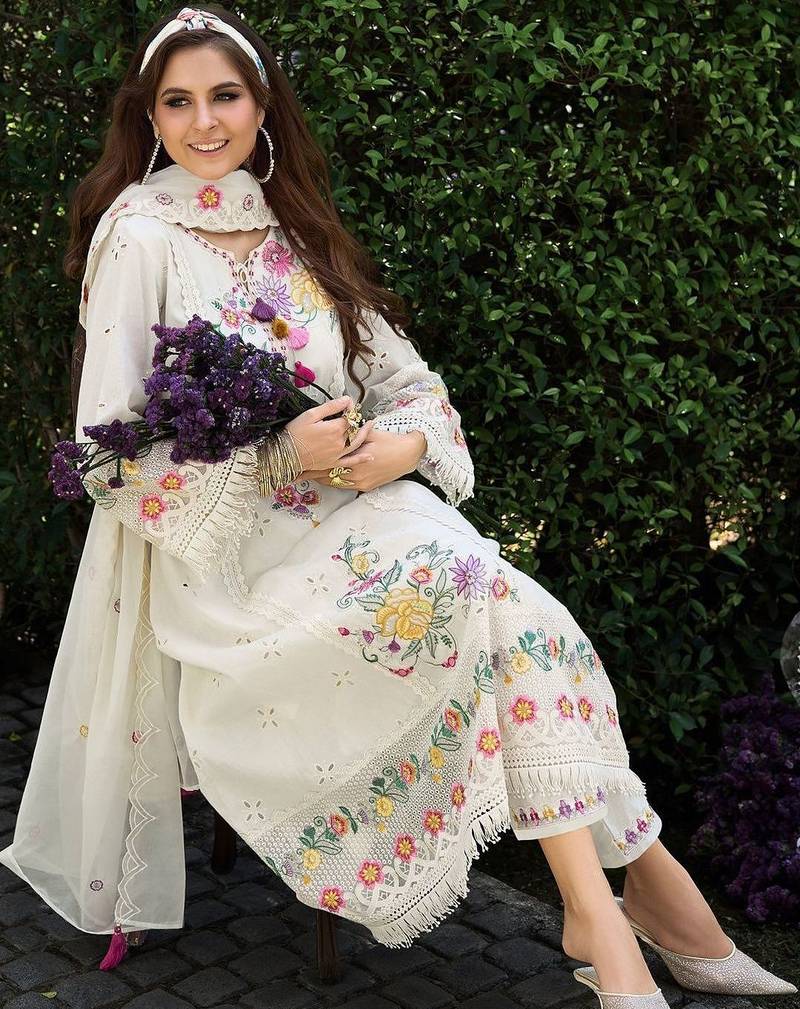 Women Floral Embroidered Thread Work Pure Cotton Kurta with Trousers & Dupatta