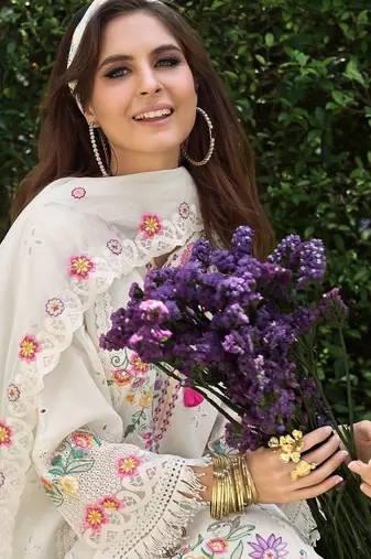 Women Floral Embroidered Thread Work Pure Cotton Kurta with Trousers & Dupatta
