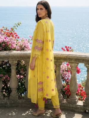 Women Floral Embroidered Regular Thread Work Pure Cotton Kurta with Trousers & With Dupatta 5