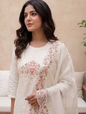 Women Floral Embroidered Regular Thread Work Kurta with Trousers & With Dupatta 2