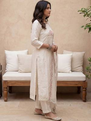 Women Floral Embroidered Regular Thread Work Kurta with Trousers & With Dupatta 3