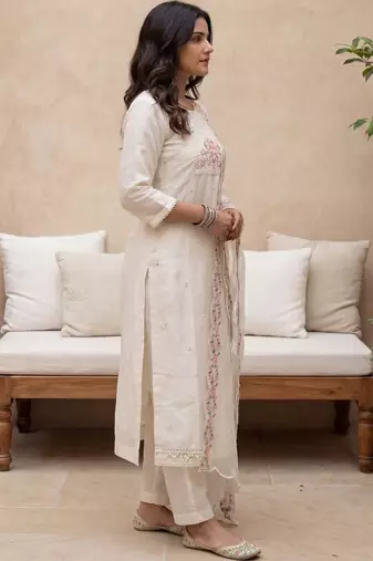 Women Floral Embroidered Regular Thread Work Kurta with Trousers & With Dupatta