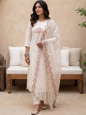 Women Floral Embroidered Regular Thread Work Kurta with Trousers & With Dupatta 6
