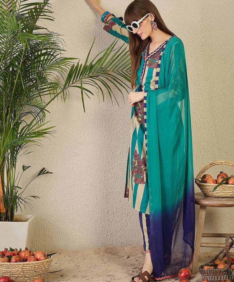 Women Floral Printed Pure Cotton V-Neck Kurta with Trousers & With Dupatta