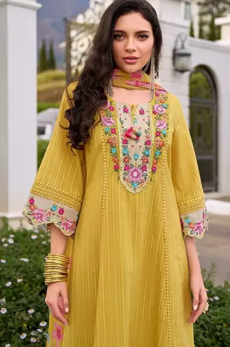 Women Floral Embroidered Regular Thread Work Pure Cotton Kurta with Trousers & With Dupatta