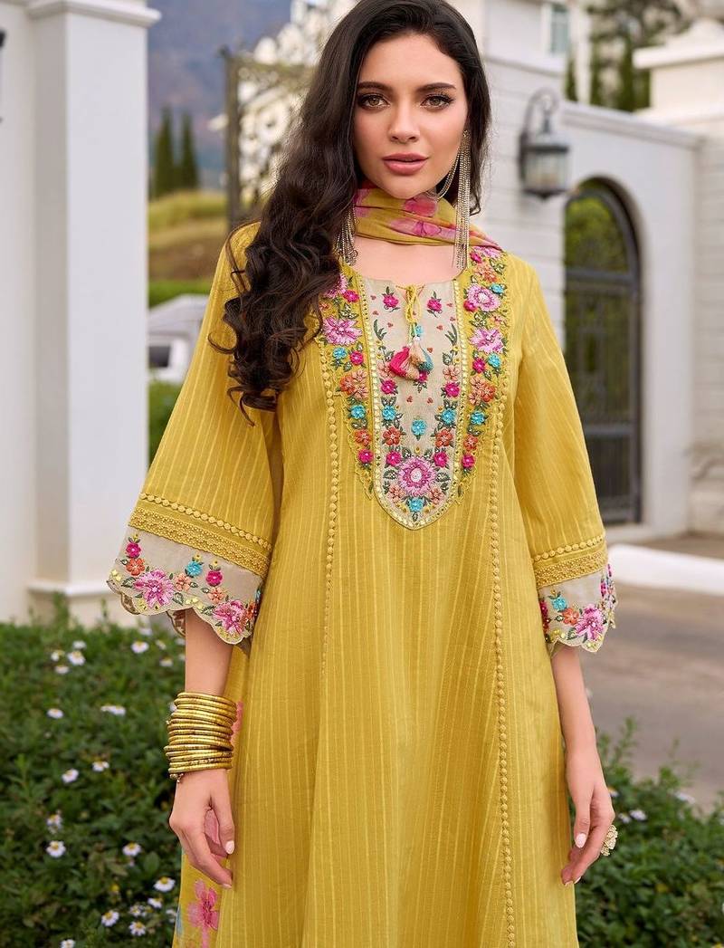 Women Floral Embroidered Regular Thread Work Pure Cotton Kurta with Trousers & With Dupatta