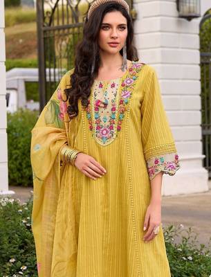 Women Floral Embroidered Regular Thread Work Pure Cotton Kurta with Trousers & With Dupatta 7